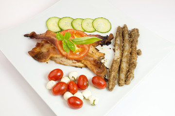 Grilled chicken with bacon, tomato and thyme on white