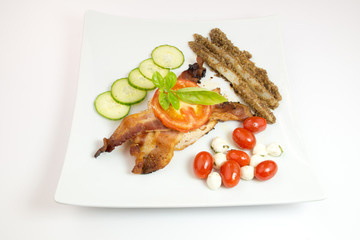 Grilled chicken with bacon, tomato and thyme on white