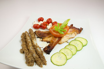Grilled chicken with bacon, tomato and thyme on white
