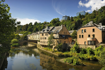 Fototapeta na wymiar Domy wzdłuż rzeki Alzette w obszarze Pfaffenthal Luksemburga