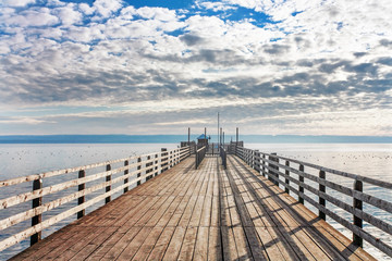 Obraz premium Old wooden pier in the sea