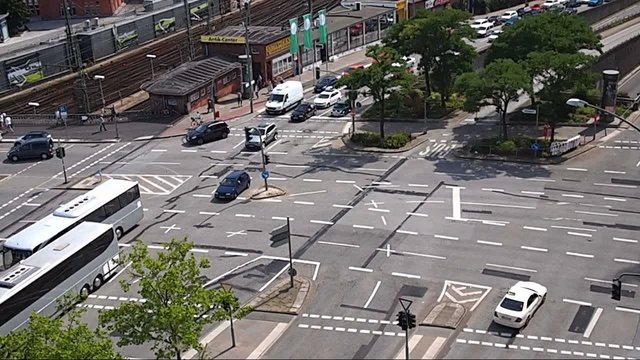 Autos und Fußgänger auf der Straße im Verkehr - Belebte Kreuzung in der Stadt