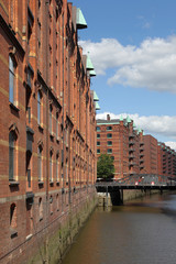 Fototapeta na wymiar Domy nad kanałem w składzie dzielnicy, Hamburg