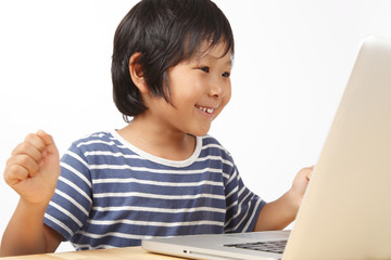 パソコンで学習する子供