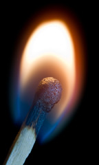 Горящая спичка на чёрном фоне