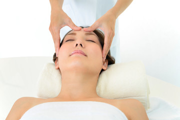 エステを体験する女性