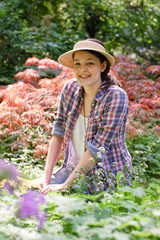 Junge Frau bei der Gartenarbeit