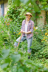 Junge Frau bei der Gartenarbeit