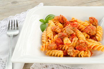 Fusilli con sugo e salsiccia