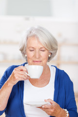 seniorin genießt ihren kaffee