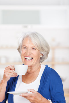 glückliche ältere frau trinkt kaffee