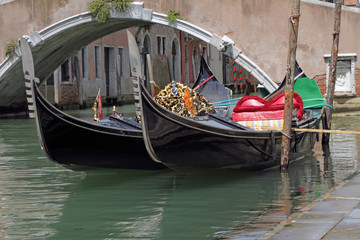 Fototapeta na wymiar Gondole zacumowane na kanał, Wenecja, Włochy, Europa