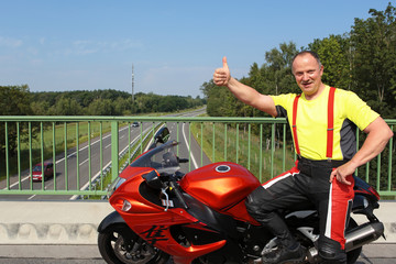 Motorradfahrer zeigt Daumen hoch