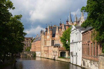 Fototapeta premium Medieval bridge over canal and flemish houses in Brugge, Belgium