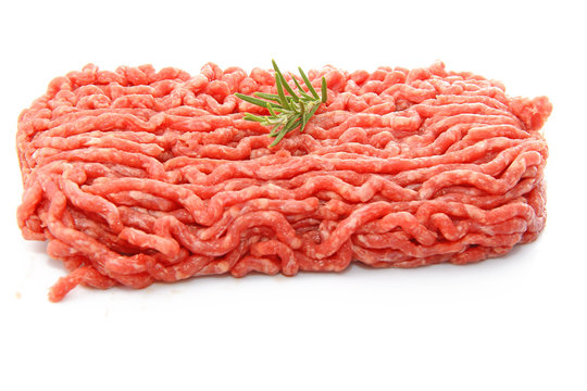 Viande hach&eacute;e sur fond blanc