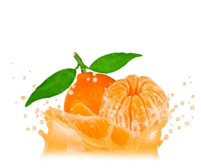  Splash met mandarijn geïsoleerd op wit © EtiAmmos