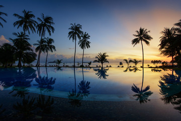 Fototapeta na wymiar Piękny wschód słońca na plaży z palmami