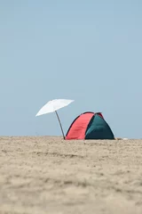 Fotobehang Camps Bay Beach, Kaapstad, Zuid-Afrika lonely parasol and sun tent on the beach