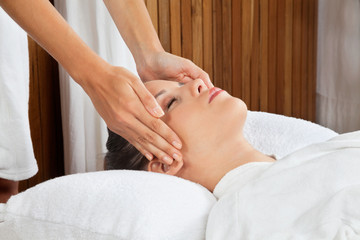 Fototapeta na wymiar Kobieta otrzymania masaż głowy W Spa