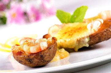 Shrimps and potatoes with cheese sauce