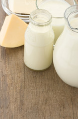 Obraz na płótnie Canvas produkty mleczne i sery na drewnie
