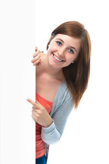 Glückliches Mädchen zeigt mit Finger auf Werbetafel