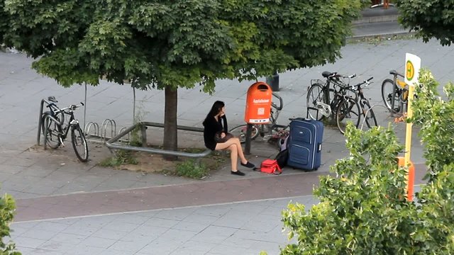 An der Haltestelle