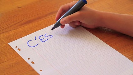 C'est la rentrée écrit par une main d'enfant