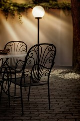 Naklejki  Stół i krzesła oraz lampa w restauracji