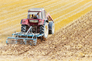 Traktor mit Grubber