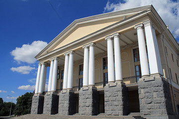 Obraz premium the theatre building with columns