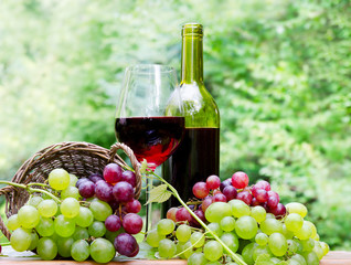 Obraz na płótnie Canvas red wine with grapes