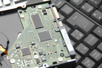 キーボードの上のハードディスクドライブ