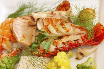 gambas, poissons et langoustes grillés