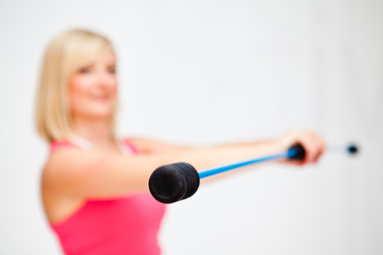 Frau mit Schwingstab beim Training