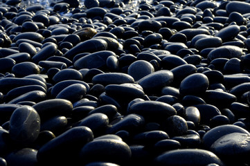 Fototapeta na wymiar Shining gładkie plaży kamienie-zbliżenie