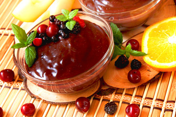 Chocolate pudding with berries and mint