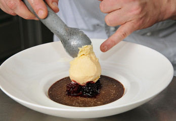Nachtisch mit Vanilleeis, Caramel und Schokolade