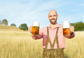 Mann mit Biergläsern