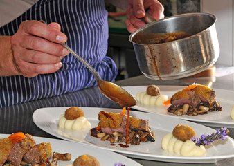 {Anrichten
72} Bilder und Videos suchen: "essen anrichten" | {Anrichten
72}