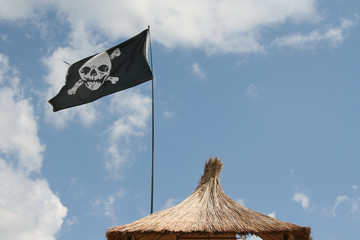 Пиратский флаг на фоне облаков