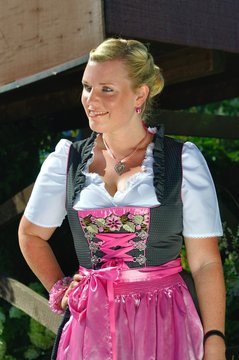 Dirndl Mode mit junger Frau