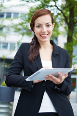 Lachende Frau mit Tablet Computer