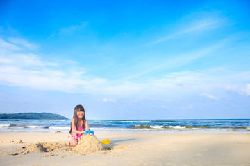 Fototapeta na wymiar little girl playing on the beach