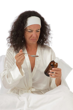 femme avalant un sirop