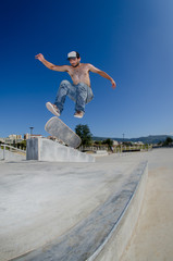 Fototapeta na wymiar Skateboarder na flip trik