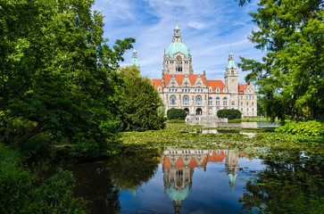 Naklejka premium Rathaus Hannover im Sommer