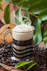 Café expreso, humeante.