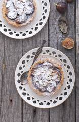 Fig tart with almonds and sugar