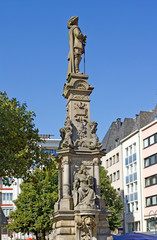 Fototapeta na wymiar Brunnen mit Denkmal für Jan von Werth
